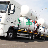 Доставку резервуаров на склад компании 'Газовый трест' осуществляют специализированные тралы с усиленными транспортировочными ремнями и деревянными распорками
