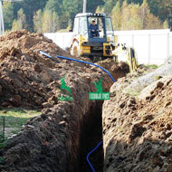 Прокладка газопровода проводится с обязательной нивелировкой, контролем уклона в сторону конденсатосборника и песчаной подсыпкой, для исключения проседания газопровода
