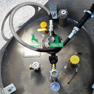 Следующим этапом обвязки газгольдера является монтаж двухступенчатого редуктора давления и подключение газгольдера к газопроводу